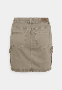 Falda mini de mezclilla color topo con dos bolsillos traseros, bolsillos laterales tipo cargo y una etiqueta de cuero de la marca en la cinturilla.