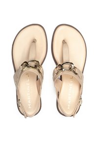 Sandalias planas beige con un diseño esbelto, que presentan detalles de cadena metálica y una plantilla acolchada, fabricadas con materiales de cuero y sintéticos.