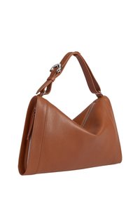 Bolso de cuero marrón con forma triangular, que presenta una textura suave y un detalle de herrajes plateados pulidos en la correa. Incluye cierre con cremallera.