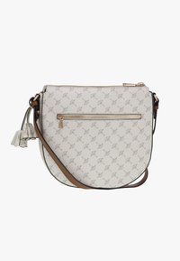 Kulatá kabelka přes rameno v krémové barvě s raženým vzorem. Obsahuje přední kapsu na zip, zlaté kování a odnímatelný popruh. Texturovaný materiál.