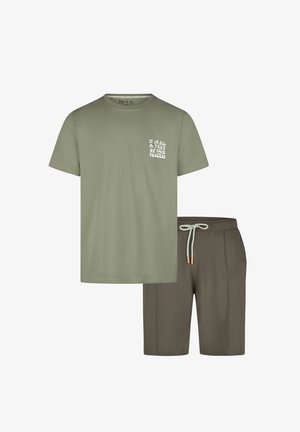 Olijfgroene katoenen t-shirt met ronde hals en witte tekst op de borst, gecombineerd met bijpassende shorts met een elastische tailleband en een trekkoord.