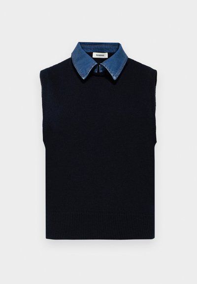 Mouwloze marineblauwe gebreide trui met een dennenkragen. Voorzien van een geribbelde zoom en textuurstof. Minimalistisch design met contrasterende kraag.