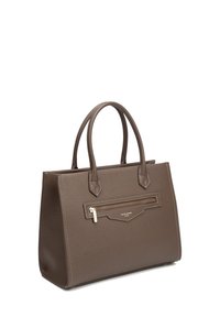 Borsa a tracolla sintetica marrone con design strutturato, doppio manico, tasca frontale con zip e cuciture a contrasto. Forma rettangolare.