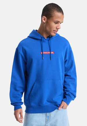 Helles blaues Kapuzensweatshirt mit einer vorderen Kängurutasche und verstellbarer Kapuze mit Kordelzug. Auf der Brust befindet sich ein rotes, rechteckiges Logo. Schlichtes Design und Stoffstruktur.