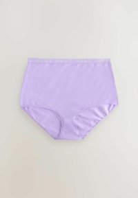 Mutande a vita alta in lavanda realizzate in tessuto morbido, con un ampio cinturino elastico su cui è stampato "NEXT".