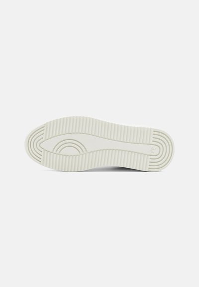 Weiße Sneaker-Sohle mit gerippter Textur und abgerundeten Designs. Verfügt über klare Linien und kreisförmige Akzente. Glattes Gummimaterial.