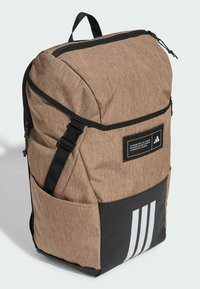 Brauner Stoff-Rucksack mit strukturiertem Material, schwarzen Akzenten, Reißverschluss, einem Logo-Patch auf der Vorderseite und drei weißen Streifen am unteren Panel.