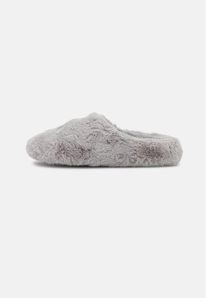 Chausson d'intérieur en fausse fourrure gris clair doux, à enfiler, avec bout fermé et talon ouvert, conçu pour le confort et la chaleur à l'intérieur.