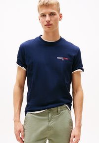 Tommy Jeans DNA GRAPHIC TEE - Camiseta estampada - dark night navy