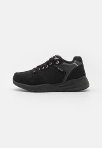 Chaussure de sport noire en mélange de daim et de mesh, à bout rond, à lacets, avec un col rembourré et une semelle texturée pour une meilleure adhérence.