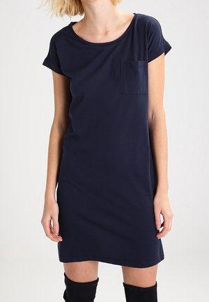 Granatowa sukienka z krótkim rękawem, uszyta z miękkiego materiału, z okrągłym dekoltem i pojedynczą kieszenią z przodu; cechuje się luźnym krojem i prostym wykończeniem na dole.