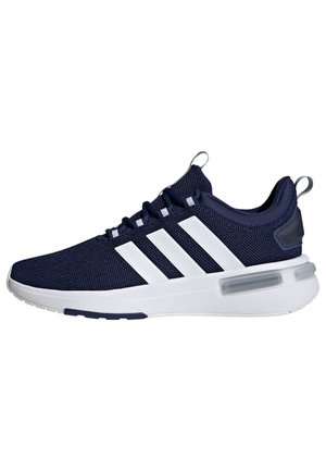 Chaussure de sport bleu marine avec trois bandes blanches, semelle blanche, dessus en mesh et languettes de tirage sur la languette et le talon.