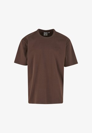 Pruun puuvillane T-särk ümara kaelusega, lühikeste varrukatega ja rindkere peal peene tikitud logoga. Sile tekstuur, vabaaja sobivus.