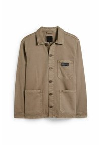 Beżowa bawełniana kurtka z kołnierzykiem, zapięciem na guziki z przodu, dwoma dużymi kieszeniami oraz naszywką z logo na kieszeni na piersi.
