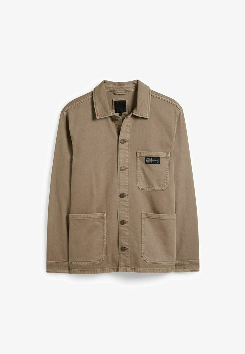 Beżowa bawełniana kurtka z kołnierzykiem, zapięciem na guziki z przodu, dwoma dużymi kieszeniami oraz naszywką z logo na kieszeni na piersi.