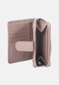 Roze leren portemonnee met een ritssluiting, meerdere kaartsleuven en een interieurcompartiment. Beschikt over RFID-bescherming en een gestructureerd oppervlak.