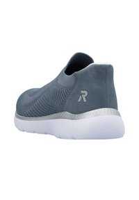 Chaussure de sport grise à enfiler avec une tige en maille texturée, des accents en daim, un talon incurvé et une semelle extérieure en caoutchouc blanc avec un motif de semelle.