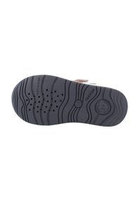 Suola di scarpa in gomma nera con motivo di battistrada ondulato e accenti circolari. Presenta fori di ventilazione e marchi: "GEOX", "FLEXY SYSTEM" e "SOFTLY."