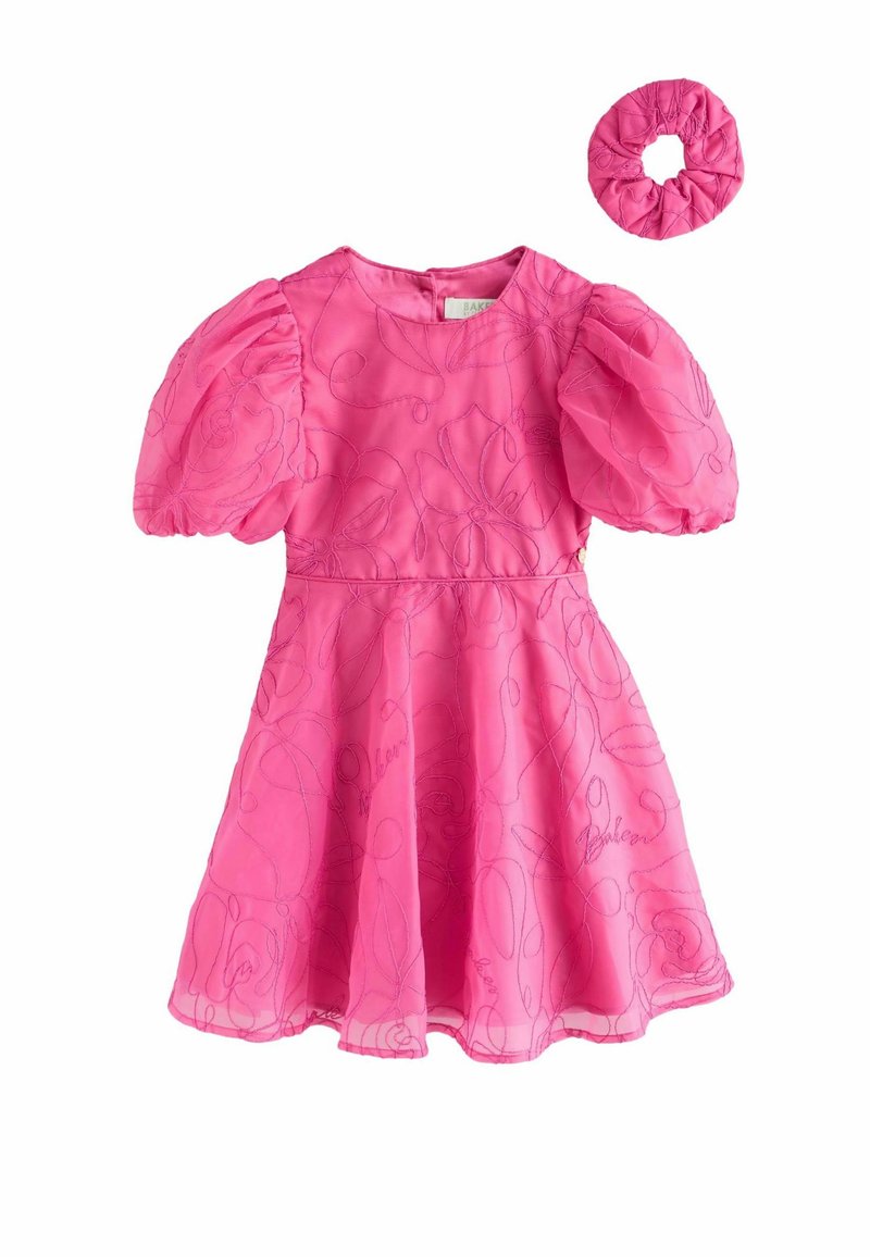 Rosa Kleid aus transparentem Stoff mit Puffärmeln, floralen Stickereien und einem ausgestellten Rock. Begleitet von einem passenden rosa Haargummi.