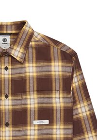 Camicia a quadri nei toni del marrone e giallo, realizzata in tessuto con motivo a scacchi, dotata di colletto con bottoni e taschino sul petto.
