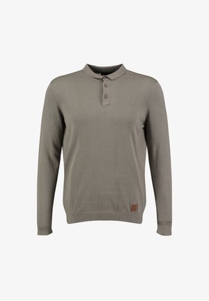 Langärmliger taupefarbener Henley-Pullover mit drei Knöpfen und einem kleinen braunen Logo-Patch nahe dem unteren Saum, präsentiert auf einem schlichten Hintergrund.