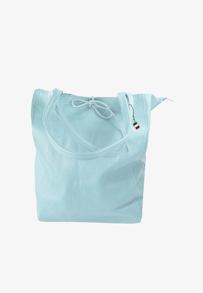 Lichtblauwe leren tote bag met een zachte textuur, twee lange handvatten en een striksluiting aan de bovenkant. Inclusief een klein accent van de Italiaanse vlag.