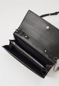 Calvin Klein DAILY WALLET MINI BAG - Portefeuille - classic mono black