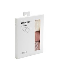 Set van drie naadloze Braziliaanse onderbroeken in beige, roze en gestreepte stof, gelabeld als zacht aanvoelend, tentoongesteld in witte winkelverpakking.