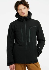 Schwarze wasserdichte Jacke mit Kapuze, ausgestattet mit zwei tiefen Reißverschlusstaschen auf der Brust und verstellbaren Bündchen. Glatte Textur, entworfen für den Einsatz im Freien.