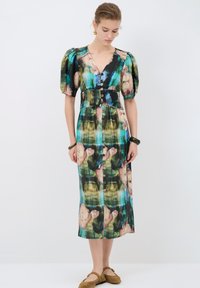 Midi-Kleid mit floralem Druck, Puffärmeln, tiefem V-Ausschnitt und Knopfschluss. Es zeigt Blau-, Grün- und Rosatöne auf einem seidig-glänzenden Stoff.