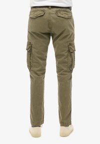 Pantalones cargo groen oliva hechos de una mezcla de algodón, con bolsillos laterales, bolsillos traseros y un diseño de pierna recta.