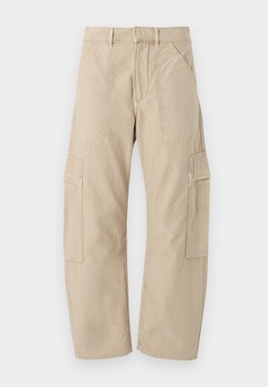 Bézs színű cargo nadrág több zsebbel, egyenes szárakkal, gombos és cipzáras záródással, valamint övbújtatókkal fehér háttéren.