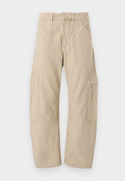 Μπεζ παντελόνι cargo με πολλαπλές τσέπες, ίσια μπατζάκια, κλείσιμο με κουμπί και φερμουάρ, και θηλιές για ζώνη σε λευκό φόντο.
