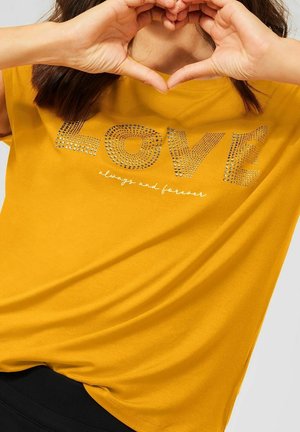 Gelbes kurzärmeliges T-Shirt mit einem "LOVE"-Aufdruck, der mit Strasssteinen verziert ist, und dem Text "always and forever" darunter. Weiche Textur, lockere Passform.