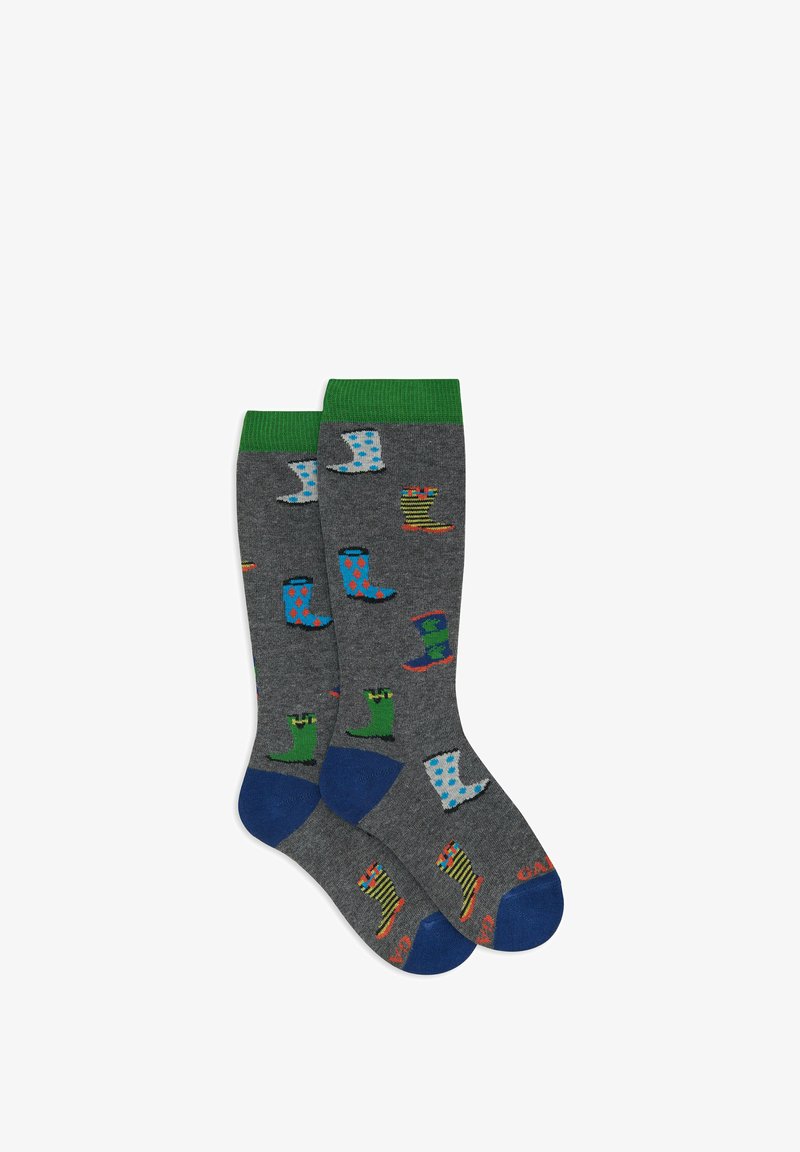 Calzini grigi con motivi di stivali di gomma colorati in blu, verde e disegni a righe, con polsino verde solido e dettagli sulla punta blu.