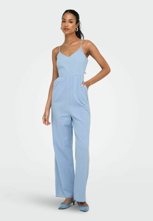 Ljusblå jumpsuit med åtsittande bodice, V-ringning, justerbara spaghettiband och vida byxor. Har sidfickor och mjuk textur.
