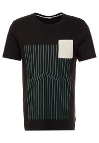 Sort bomulds t-shirt med lodrette grønne linjer, et zigzag mønster og en hvid brystlomme. Crew neck design.