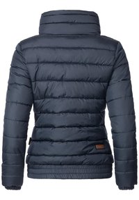 Navyblauwe pufferjack met een hoge kraag, horizontale stiksels, elastische zoom en zijpanelen. Heeft een bruine leren logo-accent.