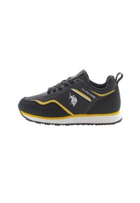 Scarpa sportiva nera con accenti gialli, tomaia testurizzata, collarino imbottito e suola bianca. Presenta il logo sul lato e i lacci.