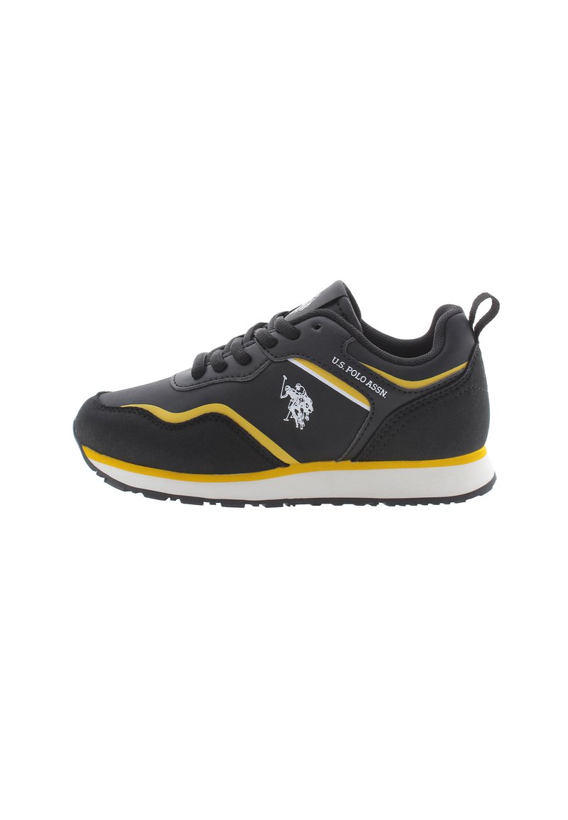 Scarpa sportiva nera con accenti gialli, tomaia testurizzata, collarino imbottito e suola bianca. Presenta il logo sul lato e i lacci.