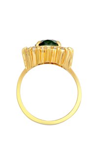 Zelta gredzens ar lielu zaļu dārgakmeni, teksturēta josla ar vertikālām ribām, gluda kājiņa un uzāķēte akmenim.