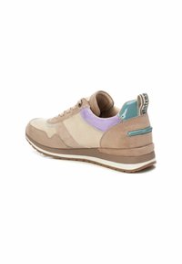 Zapatillas de ante marrón claro con paneles de tela en crema y lavanda, un detalle en teal en el talón, y una suela de goma con un diseño texturizado.
