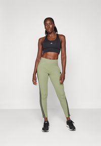 adidas Sportswear FUTURE ICONS THREE STRIPES LEGGING - Punčochy - tent green