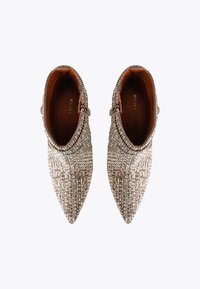 Stivaletti alla caviglia a punta ricoperti di strass trasparenti, con un design elegante e dettaglio della fibbia laterale, dotati di una fodera interna marrone.