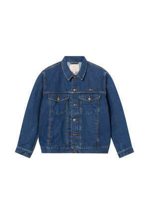 Chaqueta clásica de mezclilla azul con cierre de botones, dos bolsillos con solapa en el pecho, mangas largas y cuello puntiagudo, colocada sobre un fondo blanco.