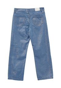 Jeans metallici blu chiaro con taglio dritto, cinque tasche e etichetta in vita. La texture è liscia con una finitura lucida.