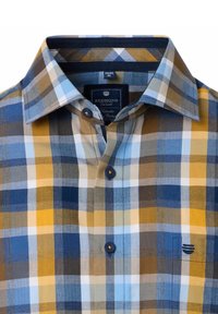 Herren Hemd in mittlerer Größe mit kariertem Muster in Blau, Gelb, Weiß und Braun, mit navyblauen Knöpfen und einem spitzen Kragen, etikettiert als Redmond Casual.