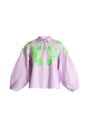 Blusa lavanda con bottoni, grandi maniche a sbuffo e ricamo floreale verde brillante su spalle e petto.