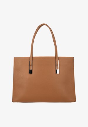 Skuldertaske i tannet tekstureret læder med to håndtag og sølvfarvede rektangulære metaldetaljer på hvid baggrund.