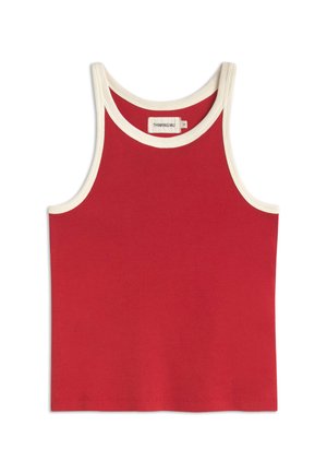 Canotta rossa senza maniche con motivo a coste e bordi bianchi intorno alle aperture per le braccia e al collo, etichettata Thinking Mu, taglia piccola.